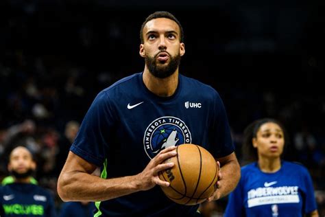 Rudy Gobert swings at Kyle Anderson; Jaden McDaniels。